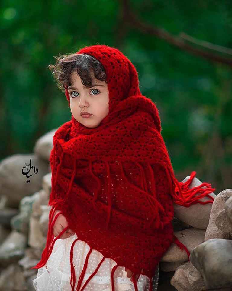 Anahita Hashemzadeh Cute HD Photo In Red Scarf