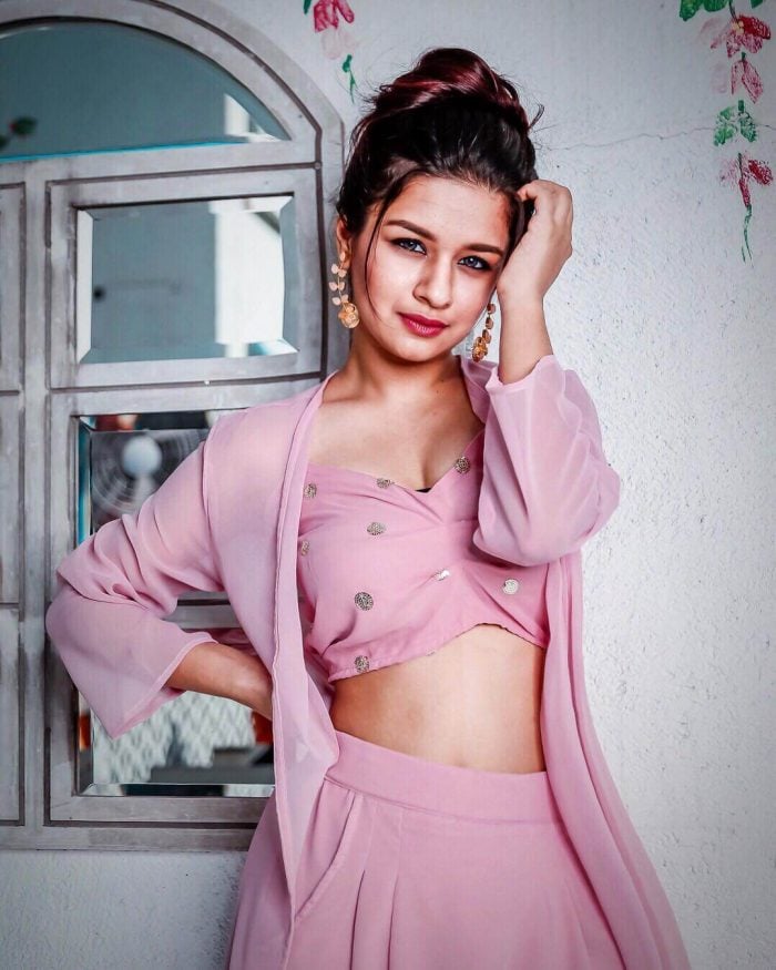 Avneet Kaur HD Images And Pictures In Pink Color Dress