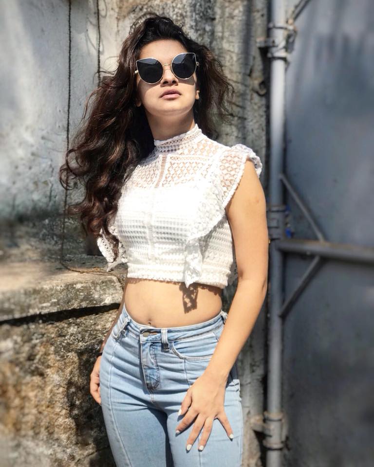 Avneet Kaur HD Images And Pictures In White Dress - Wiki, Age, Biography, Boyfriend, Net Worth & More