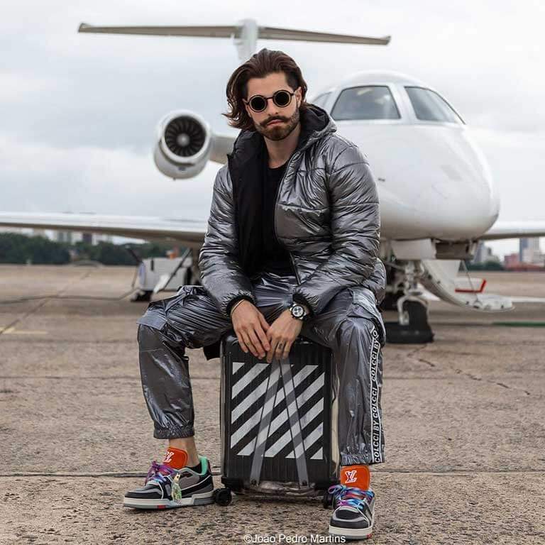 DJ Alok is very successful and rich. Here is a plane.
