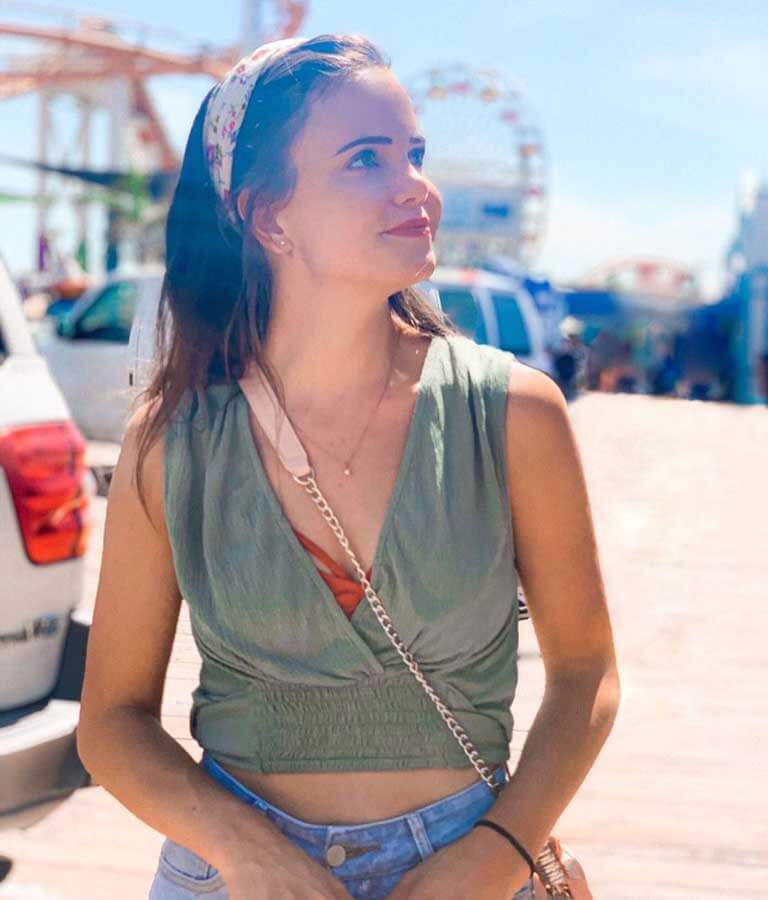 The birthday and age of singer Tiffany Alvord